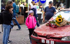 بالصور// هولندا.. سيارة رمزية إجلالا لروح الطفلة الفلسطينية هند رجب