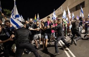 تظاهرات خانواده‌های اسرای صهیونیست در مقابل وزارت جنگ در تل‌آویو