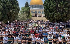 رغم تضييقات الاحتلال.. عشرات الآلاف يصلون بالمسجد الأقصى