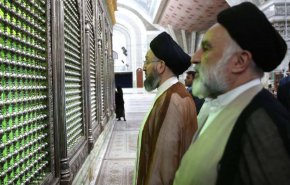 حضور حکیم در مرقد مطهر امام خمینی (ره) در آغاز سفر رسمی به تهران