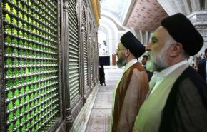  السيد الحكيم يزور مرقد الإمام الراحل (رض) في مستهل زيارته لطهران