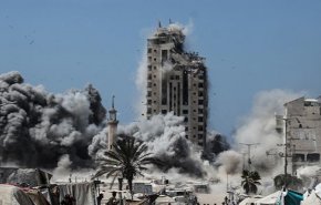 شاهد.. مذيع فلسطيني يعلن على الهواء خبر قصف منزله بغزة