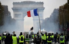 احتجاجات عارمة تربك فرنسا والشرطة تعتقل مئات المتظاهرين