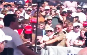 بالفيديو.. مقتل الناشط 'تشارلي كيرك' وترامب يصفه بـ'الأسطوري العظيم'