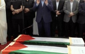 خليل الحية يؤدي صلاة الجنازة على نجله وشهداء العدوان على قطر 