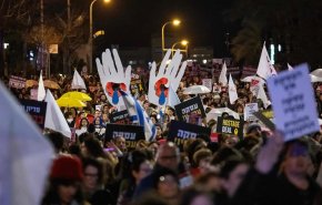 عائلات الأسرى تهاجم نتنياهو: 'مجنون محاط بشلّة مُختلّين'