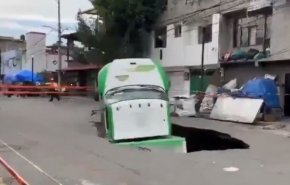 لحظة مرعبة..شاحنة تختفي في ثقب أرضي بالمكسيك!