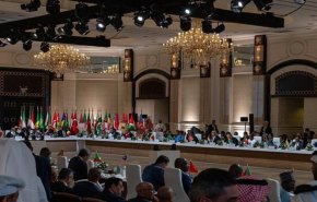 قمة الدوحة تدعو لمراجعة جميع العلاقات مع 