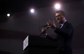 مدير الـFBI يكشف تفاصيل جديدة صادمة عن اغتيال الناشط الأمريكي تشارلي كيرك