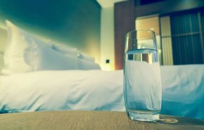 لماذا يحذر العلماء من وضع كأس ماء بجوار السرير؟ 