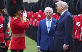 شاهد/ ترامب يخرق البروتوكول الملكي أمام الملك تشارلز!
