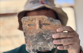 اكتشاف قطعة أثرية فخارية بوجه بشري عمرها 5000 عام في تركيا