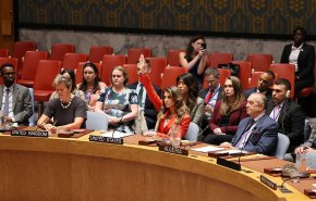 بالفيديو.. محتجون يهاجمون مورغان أورتاغوس بعد قرار الفيتو الامريكي
