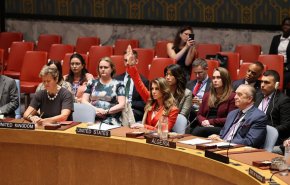 حمله فعالان حقوق بشر به نماینده آمریکا در نشست شورای امنیت: ننگ بر تو