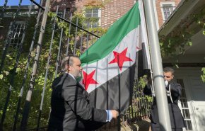 الشيباني يرفع علم سوريا بواشنطن ويتباحث مع الأميركيين