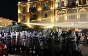 تلاش تظاهرات کنندگان برای ورود به کاخ ریاست جمهوری گرجستان/ پلیس و معترضان درگیر شدند
