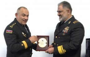 قائد القوات البحرية الإيرانية يجري محادثات على هامش اجتماع بحر قزوين