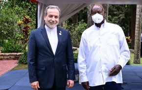 وزير الخارجية الإيراني يلتقي الرئيس الأوغندي