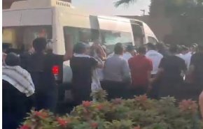 شاهد: طلاب مصريون يطردون السفير الأمريكي السابق لدى الاحتلال