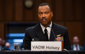 بالتزامن مع التصعيد مع فنزويلا...استقالة قائد القيادة الجنوبية في الجيش الأمريكي 