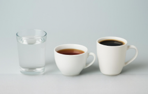 الماء والشاي والقهوة... وصفة لحياة أطول 