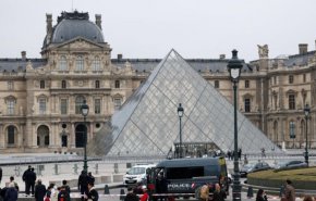 سرقة تهز باريس.. مجهولون يسطون على مجوهرات متحف اللوفر

