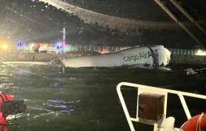 مصرع شخصين في انزلاق طائرة شحن إماراتية خارج مدرج مطار هونغ كونغ 
