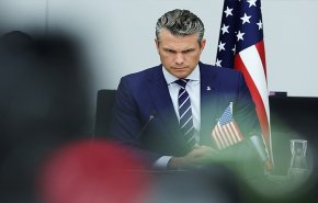 بالصور.. حطام فضائي أو نيزك صغير يصيب طائرة تقل وزير الحرب الأمريكي