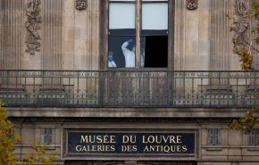 سرقت از لوور به بحث و جدل‌های سیاسی در فرانسه دامن زد