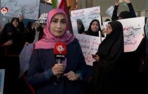 طلاب إيرانيون يحتجون أمام السفارة الفرنسية بطهران دعمًا لأسفنديارِي