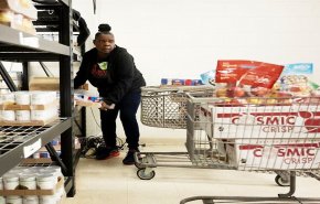 عمال فيدراليون يصطفون بطوابير طويلة للحصول على تبرعات غذائية