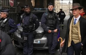 شرلوك هولمز في باريس..رجل غامض بعد سرقة اللوفر يثير ضجة!