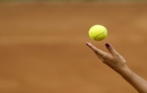 كيف تنقذ كرة التنس حياتك في الطائرة؟
