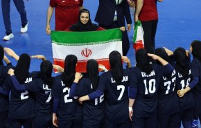 سلام نظامی دختران هندبال ایران بعد از قهرمانی در بازی‌های آسیایی جوانان 