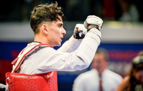 زندي بطل العالم في التايكواندو يكرم علم إيران بالتحية العسكرية