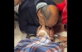 وداع جانسوز پدر فلسطینی با فرزند شهید خود در رام‌الله + فیلم  