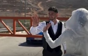 شاهد/عريس فلسطيني يتحدى قيود الاحتلال ليصل إلى عروسه