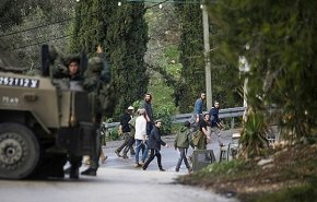 إصابات بهجمات للمستوطنين واقتحامات لقوات الاحتلال في أنحاء الضفة