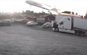 فيديو.. لحظة تحطم طائرة أمريكية بعد الإقلاع