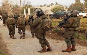 قوات الإحتلال تطوق وتفتش ضاحية قرية في ريف درعا الغربي