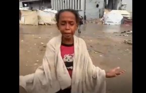 بالفيديو..صرخة طفلة غزّية وسط برد قاس بعد غرق خيام النازحين