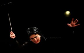 صور/ أول امرأة تقود أوركسترا السيمفونية الوطنية في طهران