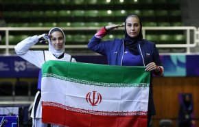 لاعبة تايكواندو إيرانية تتقلد ميدالية ذهبية ضمن ألعاب التضامن الإسلامي