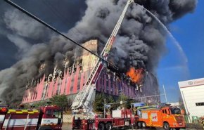 حريق ضخم بمركز تجاري في كوريا الجنوبية.. فيديو
