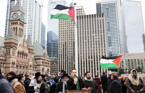 للمرة الأولى.. علم فلسطیني يرفرف على مبنى بلدية تورونتو في كندا