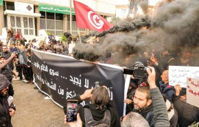  تونسيون يخرجون في مسيرة رفضا للتضييق على الحريات وللمطالبة بإصلاحات
