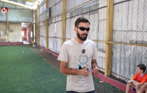 علي منصور.. جريح تحدّى الألم فصنع أكاديمية وحلمًا لا ينطفئ!