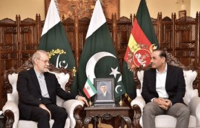 قائد الجيش الباكستاني يؤكد على تعزيز التعاون الأمني مع إيران