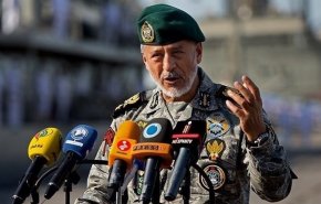 الأدميرال سياري يستعرض قدرات وانجازات القوات البحرية الايرانية