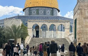 عشرات المستوطنين يقتحمون الأقصى ويؤدّون طقوساً تلمودية 